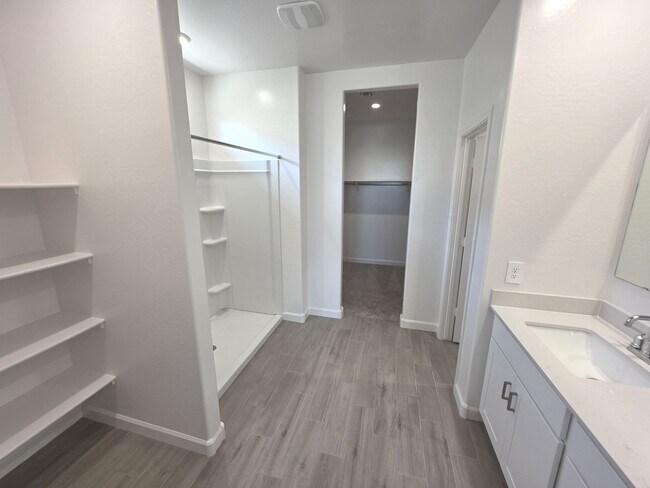 Building Photo - 2677 W Simone Ave