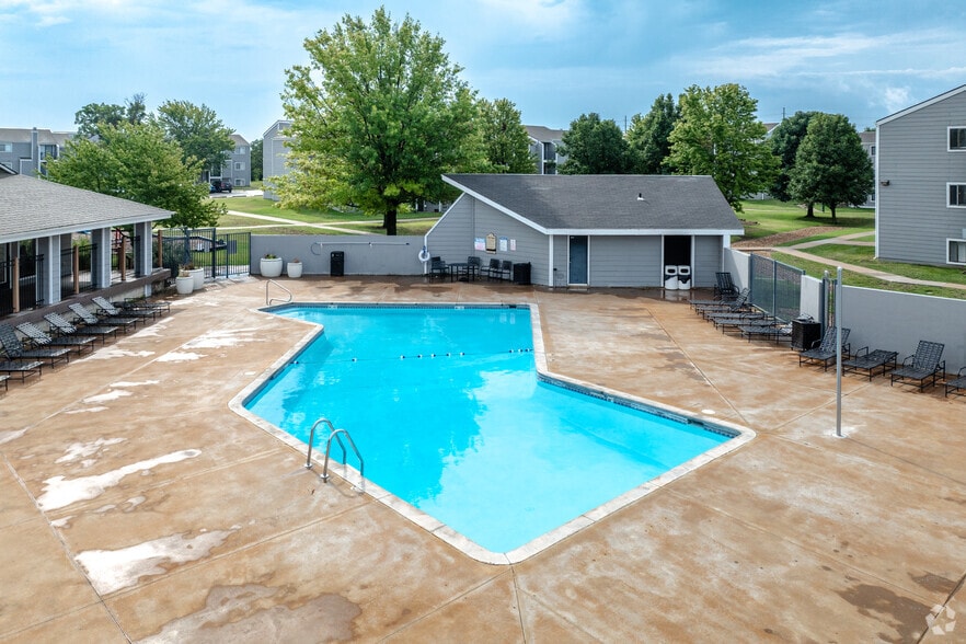 Primary Photo - The Club at Cherry Hills Apartments