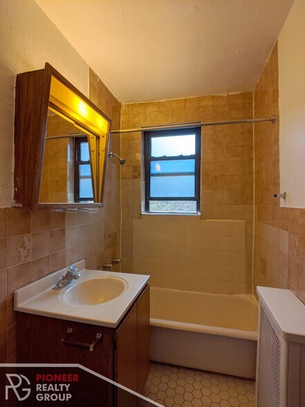 Building Photo - 739 W Belmont Ave