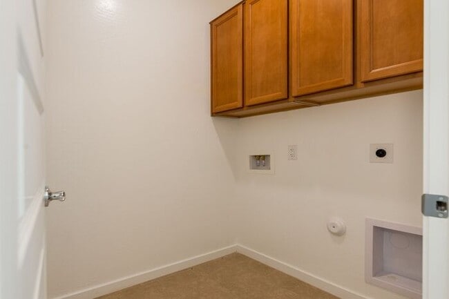 Building Photo - Comfortable living in a quiet neighborhood