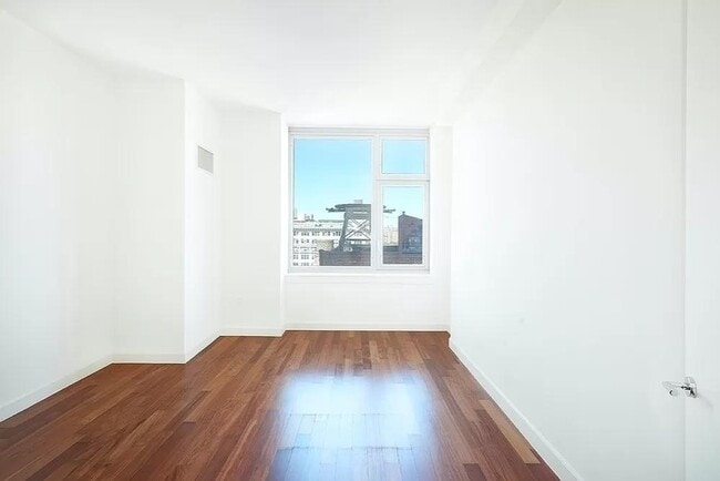 Building Photo - 100 Jay St