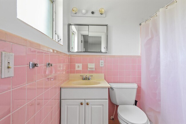 Building Photo - 2107 Brookview Dr