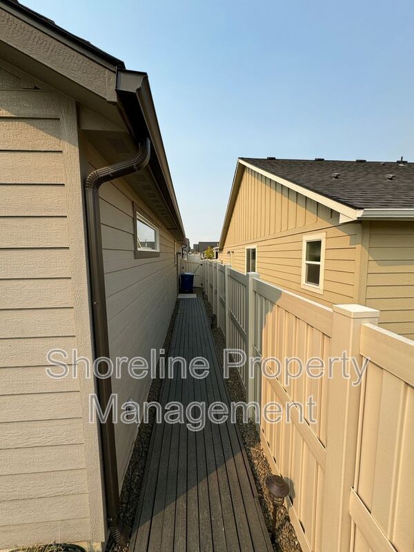 Building Photo - 511 Diamond Lake St