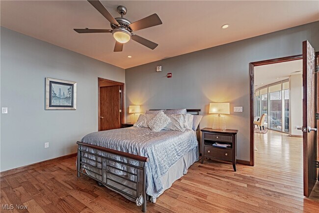 Building Photo - 701 W Lakeside Ave