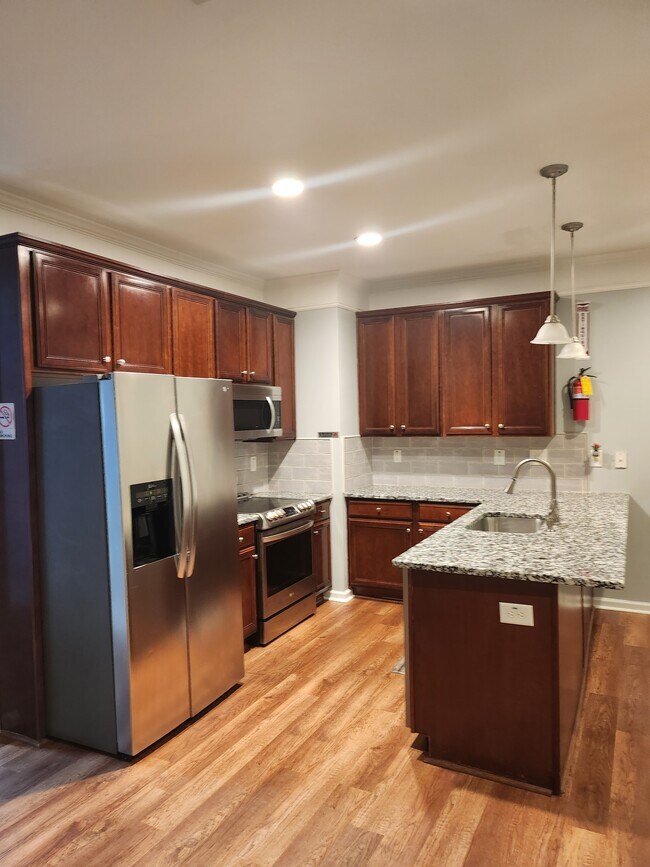 Kitchen - 5033 Lower Elm St