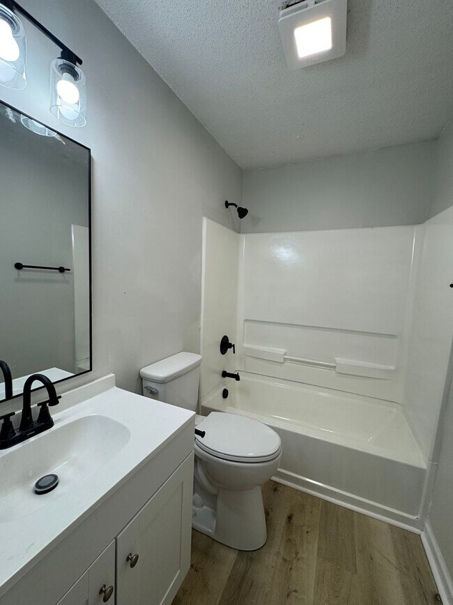 Building Photo - 3bed/2bath freshly renovated home!