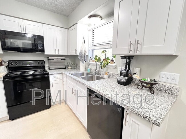 Building Photo - 1373 E Sequoyah Ct