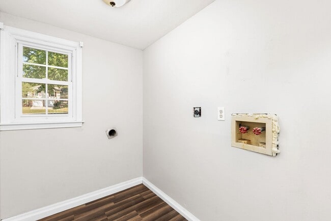 Building Photo - Spacious Overland Park 4 Bedroom Home - Av...