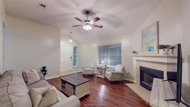 Building Photo - 810 Camellia Ct