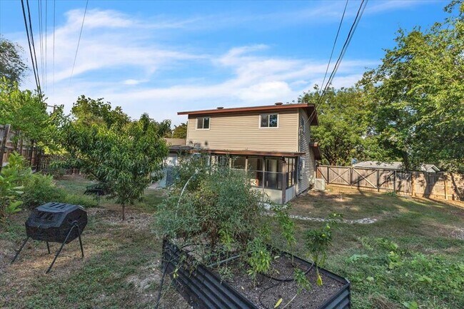 Building Photo - 8604 Brookfield Dr