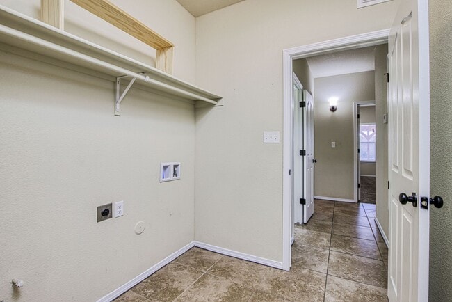 Building Photo - Beautiful East side House 3 bed-2.5 baths in front of Park