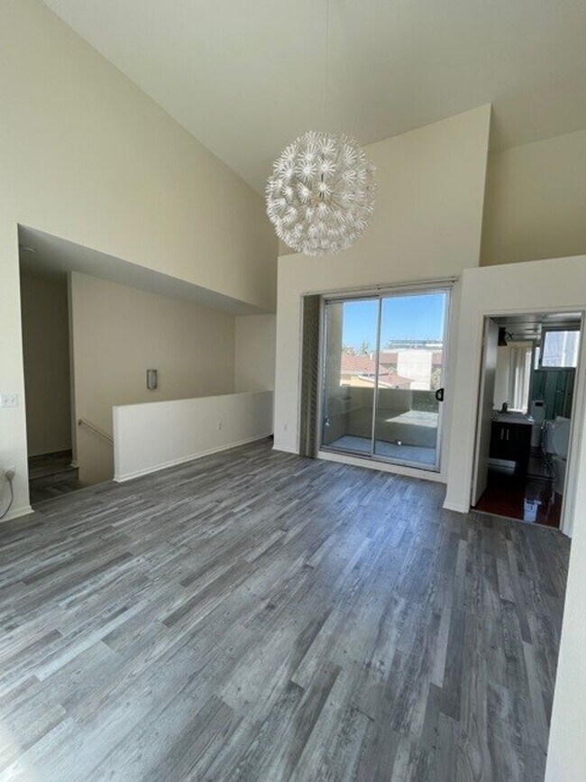 Building Photo - Urban 1 bedroom 1 bath townhome in Little Italy!