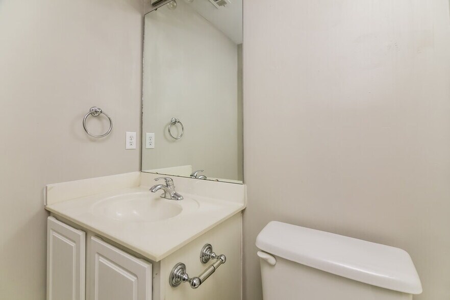 Building Photo - 512 Waterford Dr