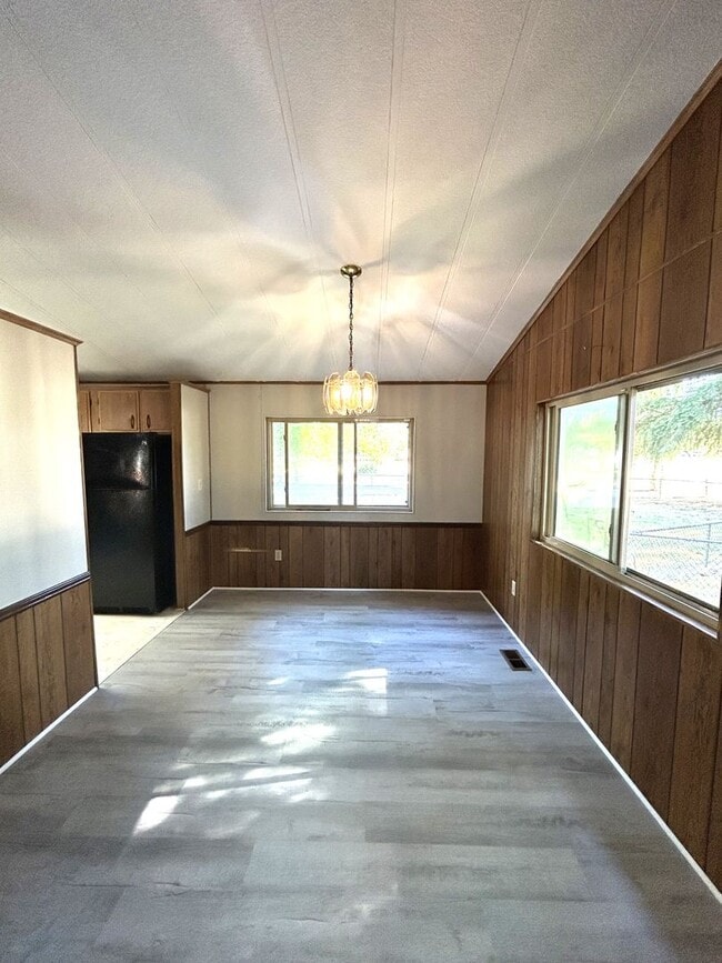 Building Photo - 2 bedroom 2 bath with large front & back y...