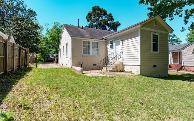 Building Photo - Cute Curb Appeal and fresh updates!