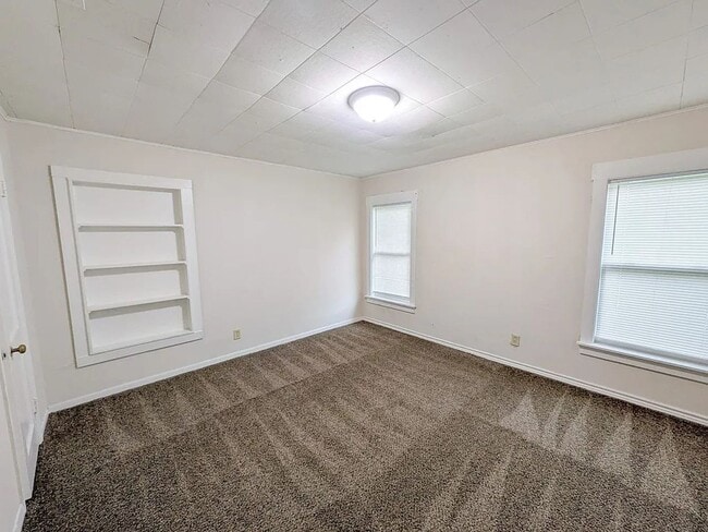 Building Photo - 5365 E Parkway Dr