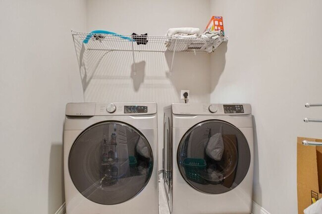 Building Photo - 9366 Alder Dr