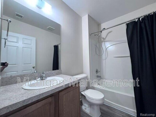 Building Photo - 488 Village Dr