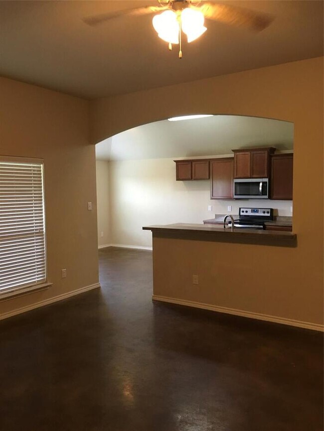 Building Photo - Wonderful 3/2/2 with covered patio! Close ...