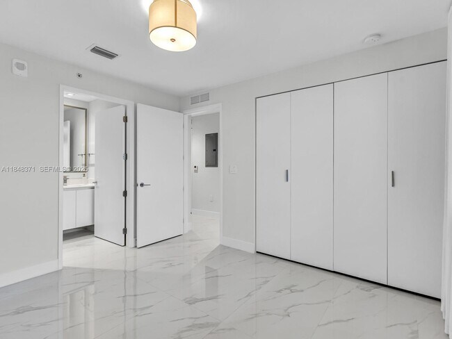 Building Photo - 700 NE 24th St