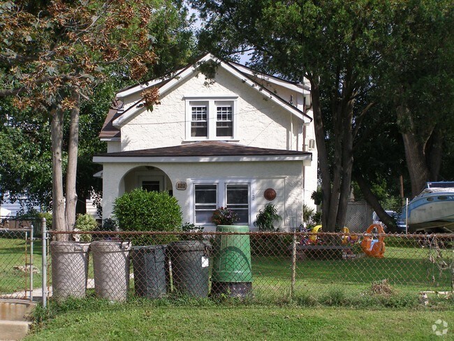 Building Photo - 118-122 Erickson Ave