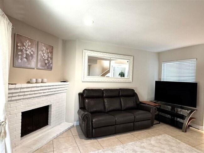 Building Photo - 2512 Santa Ana Ave