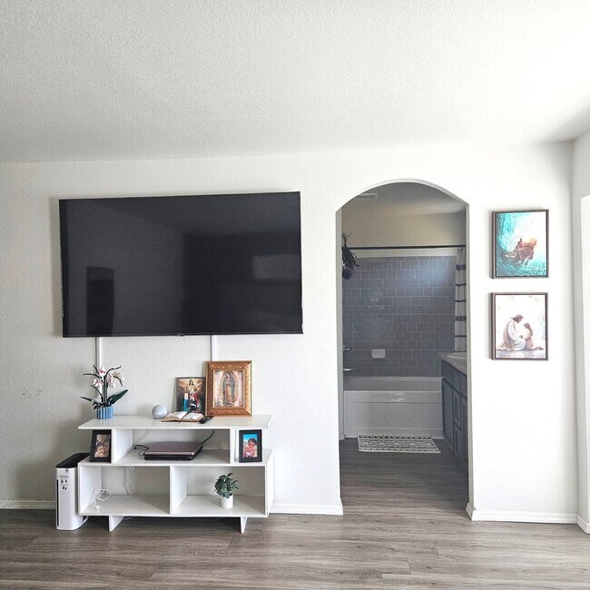 Building Photo - Gorgeous home available for rent with Solar!