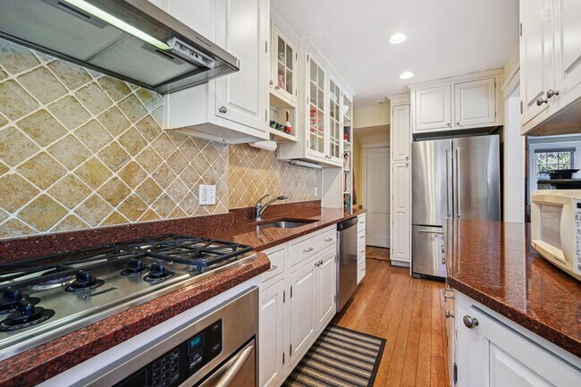 Building Photo - End of Row Georgetown Rowhome!