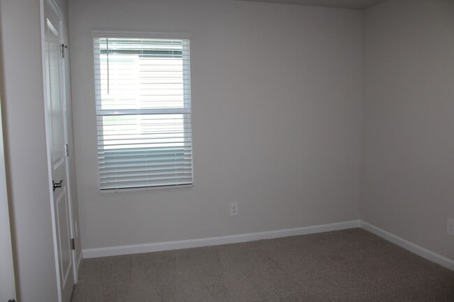 Building Photo - 832 Ottawa Dr