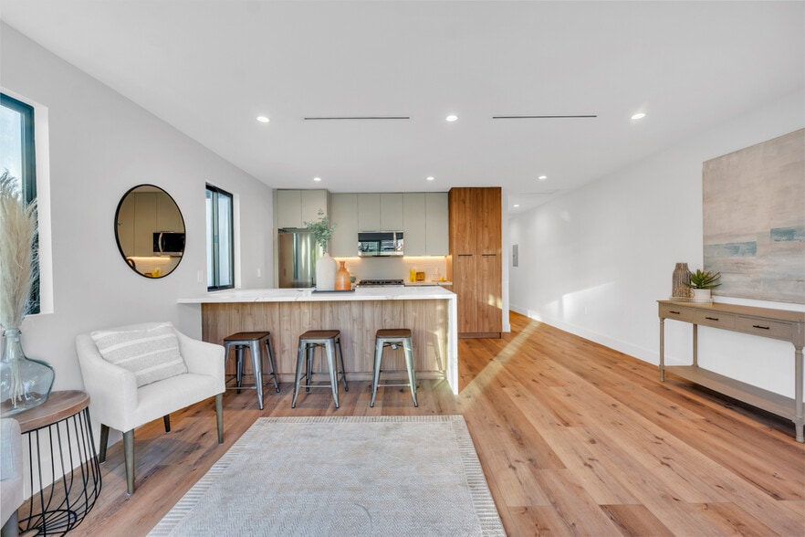 Building Photo - 651 N Wilton Pl