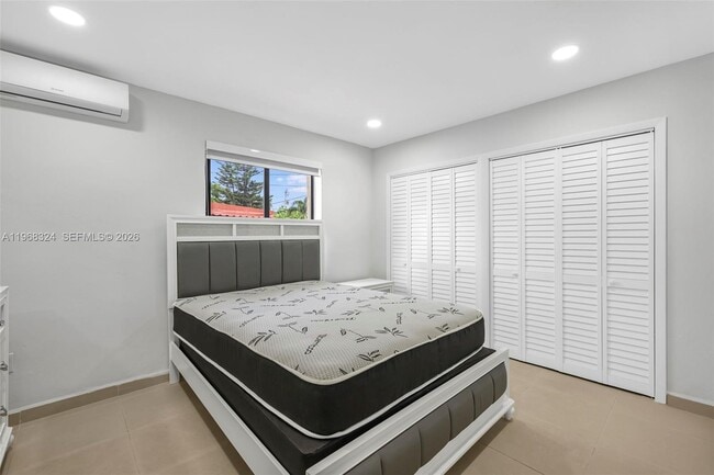 Building Photo - 2244 SW 10th St