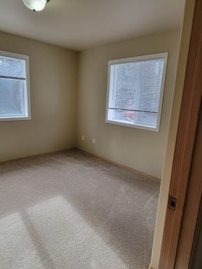 Building Photo - Lovely Silver Lake Townhome with Garage- AVAILABLE NOW