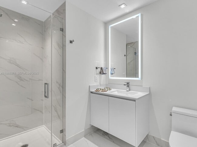 Building Photo - 700 NE 24th St