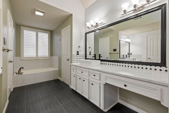 Building Photo - 2807 4 Pines Dr