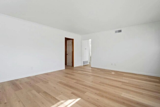 Building Photo - Huge 3 Bed 3 Bath House Near Texas Tech