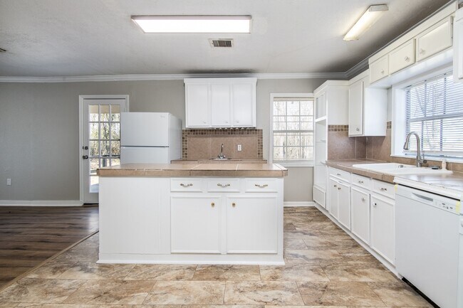 Building Photo - 1007 E Main St