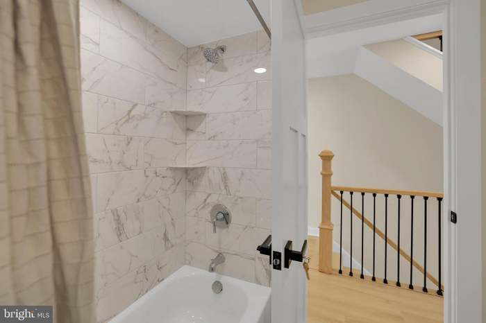 Full Bathroom - 1032 W Franklin St