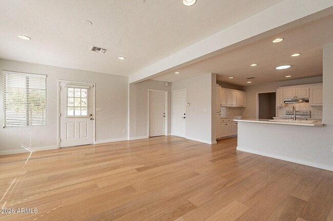 Building Photo - 5715 E Calle Del Paisano