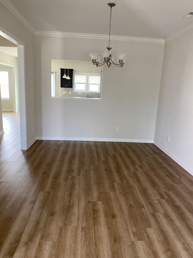 Building Photo - 4 bedroom 2.5 bath