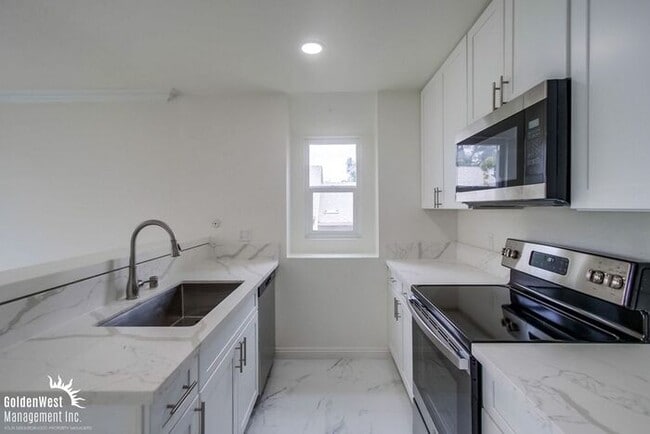 Building Photo - Charming 2Bdm 2Ba Condo in La Jolla