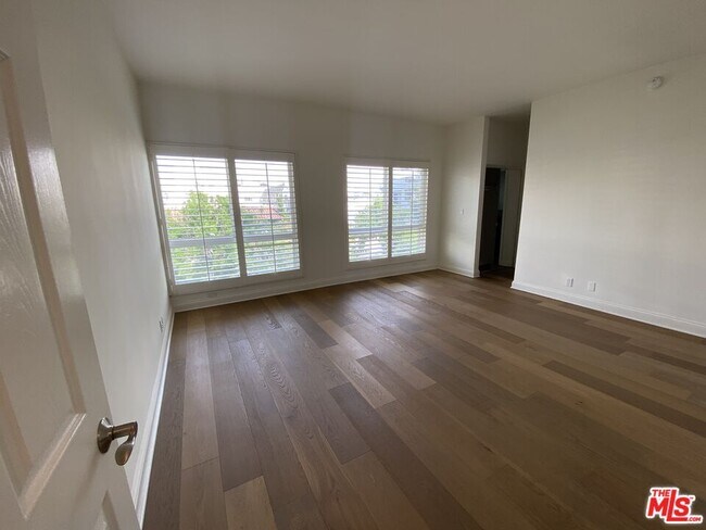 Building Photo - 125 S Elm Dr