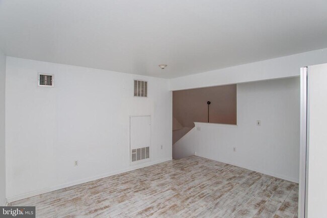 Building Photo - 523 Carson Terrace