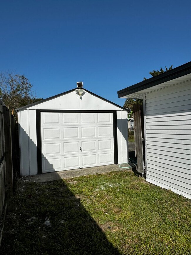 Building Photo - Fully Renovated 3 Bed/ 2 Bath Available Now!