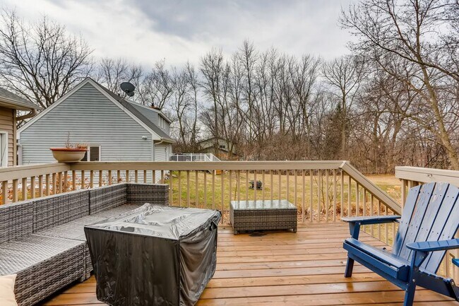 Building Photo - 301 Russell Ln