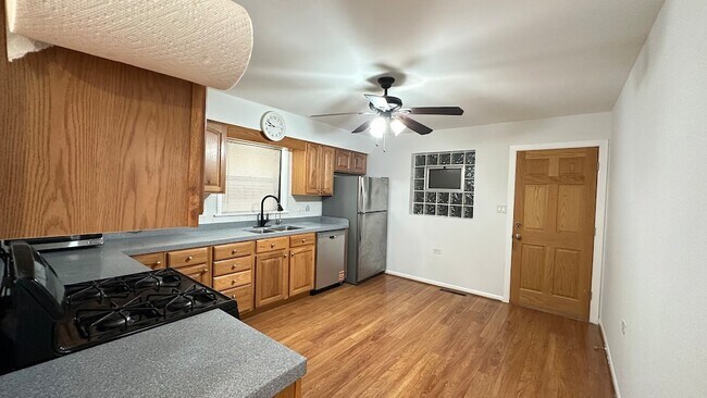 Building Photo - 2745 W Berwyn Ave