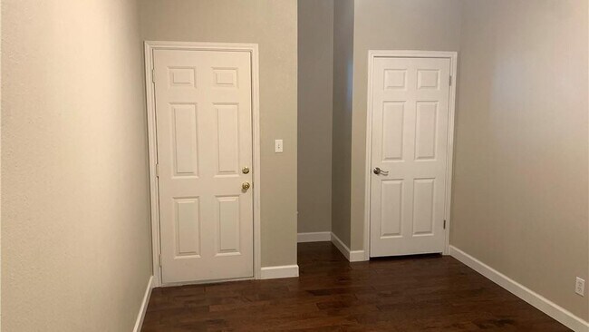 Building Photo - 725 Woodrow Cir