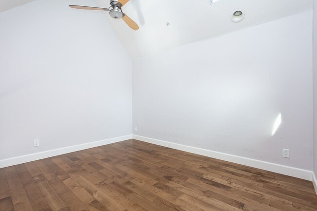 Building Photo - Stunning 4 Level Condo in Little Italy