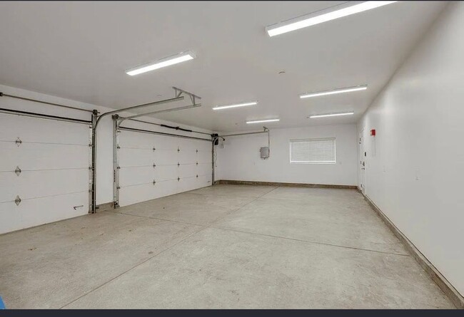 Building Photo - 550 Hathway Ave
