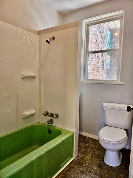 Building Photo - 627 5th Ave