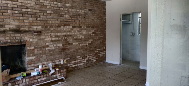 Building Photo - 2 bedroom 1 bath